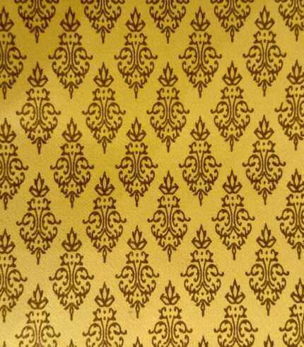 Zoom in ein handbedruckten, gelben Papiers mit braunen leicht schimmernden Ornamenten