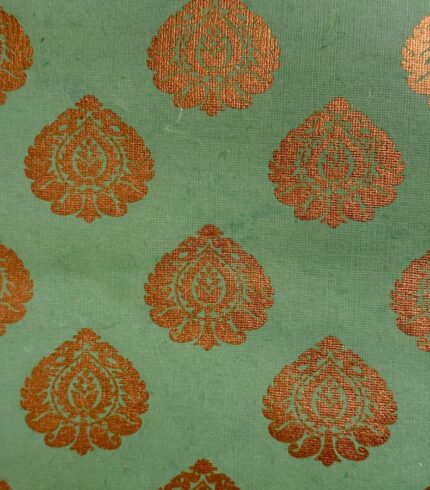 Zoom in ein handbedrucktes, grasgrünes Papier mit gold schimmernden Ornamenten