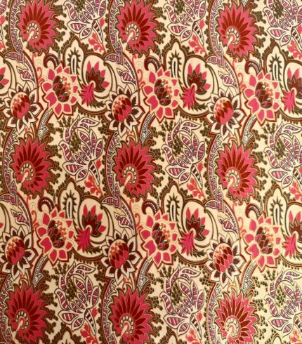 Frontalansicht eines handbedruckten, cremefarbenen Papiers mit kräftigen rosafarbenen Blütenornamenten