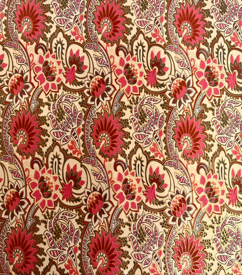 P016_1 Frontalansicht eines handbedruckten, cremefarbenen Papiers mit kräftigen rosafarbenen Blütenornamenten