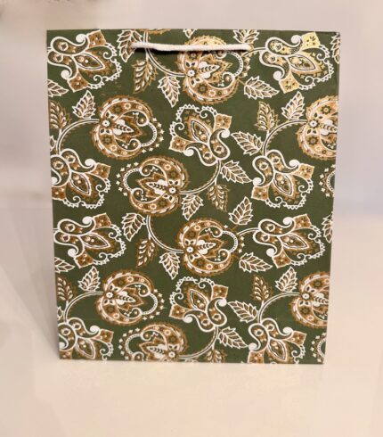 Frontalansicht einer handgemachten, olivgrünen Papiertragetasche mit weißen und goldenen Blütenblättern