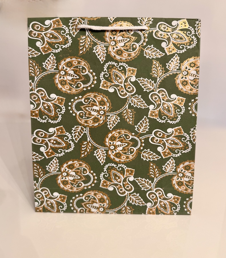 P017_1 Frontalansicht einer handgemachten, olivgrünen Papiertragetasche mit weißen und goldenen Blütenblättern