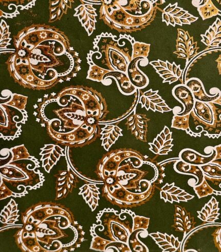 Zoom in eine handgemachte, olivgrüne Papiertragetasche mit weißen und goldenen Blütenblättern