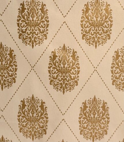 Zoom in eine handgemachte, cremefarbene Papiertragetasche mit goldenen Ornamenten in einem symmetrischen Raster angeordnet