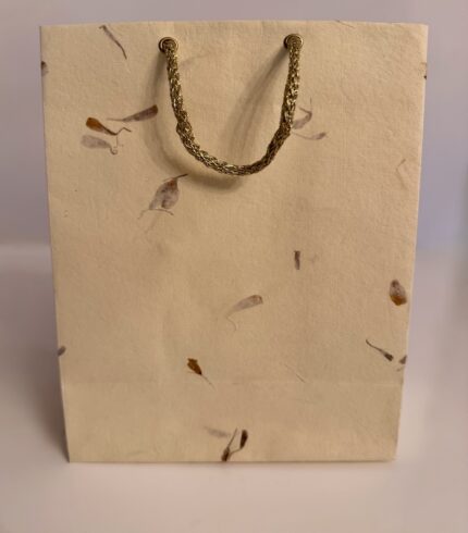 Frontalansicht einer handgemachten, cremefarbenen Papiertragetasche mit eingearbeiteten Blütenblättern