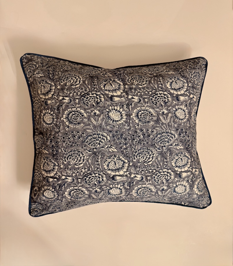 T010_1 Kissenbezug Indigo Whisper Blue (Indigo Garden Reviere Collection) – Bild 1