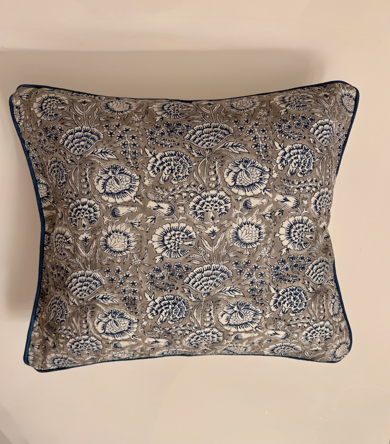 T011_1 Kissenbezug Midnight Blossom Taupe (Indigo Garden Reverie Collection) – Bild 1