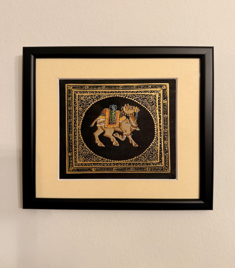 W020_1 Frontalansicht eines Seidenbildes mit einem Kamel nach rechts schauend in goldener Bordüre