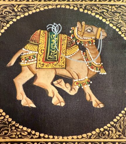 Zoom in ein Seidenbild mit einem Kamel nach rechts schauend in goldener Bordüre