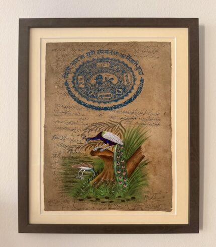 Frontalansicht einer handgemalte Zeichnung von einer Pfauenszenerie auf altem Stempelpapier