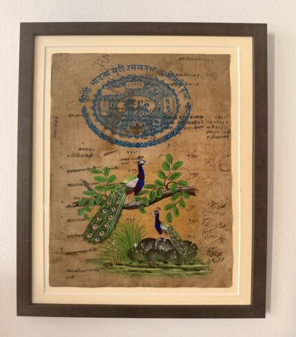 Frontalansicht einer handgemalte Zeichnung von einer Pfauenszenerie auf altem Stempelpapier