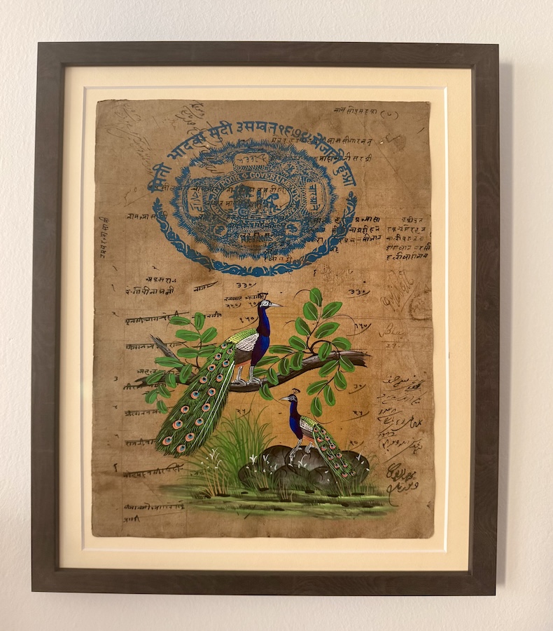 W017_1 Frontalansicht einer handgemalte Zeichnung von einer Pfauenszenerie auf altem Stempelpapier