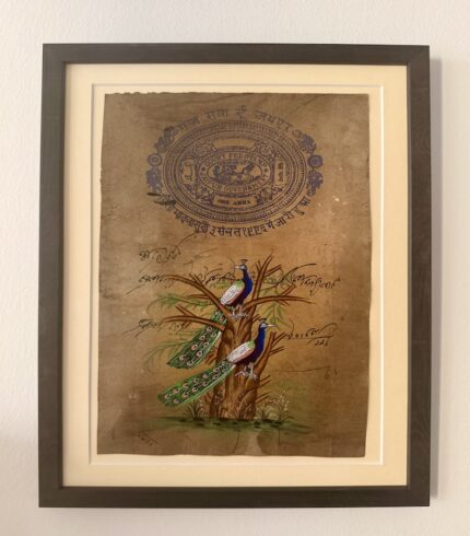 Frontalansicht einer handgemalte Zeichnung von einer Pfauenszenerie auf altem Stempelpapier