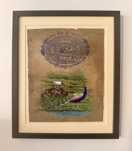 Frontalansicht einer handgemalte Zeichnung von einer Pfauenszenerie auf altem Stempelpapier