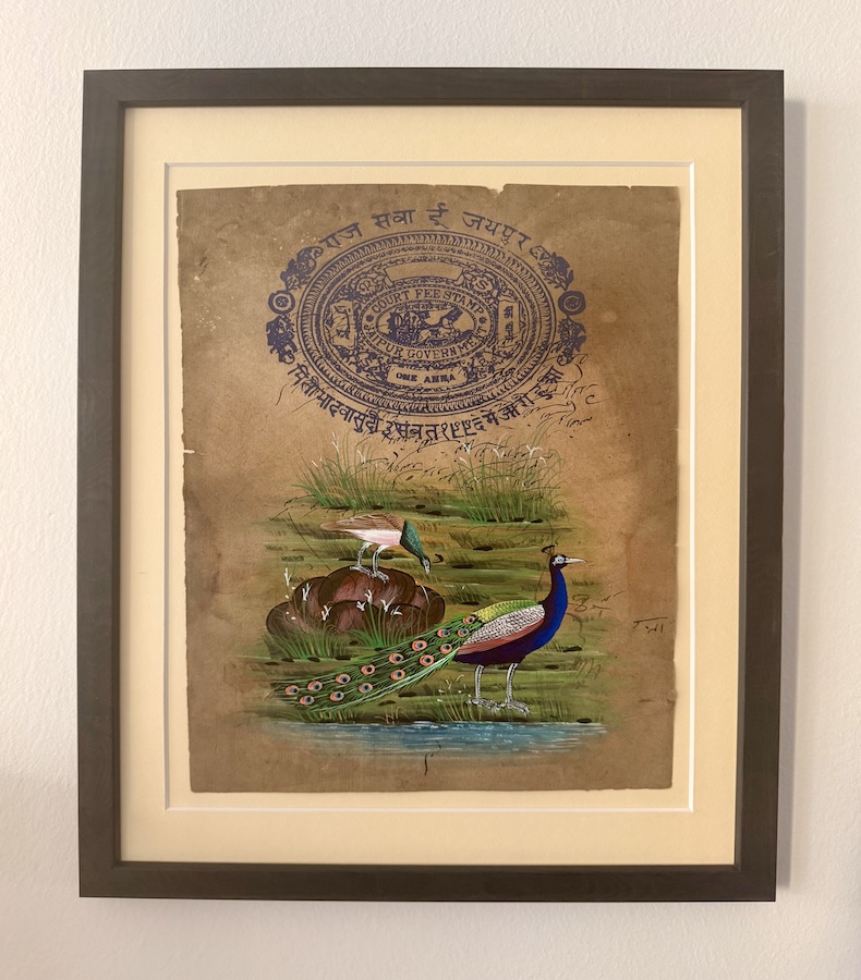 W019_1 Frontalansicht einer handgemalte Zeichnung von einer Pfauenszenerie auf altem Stempelpapier